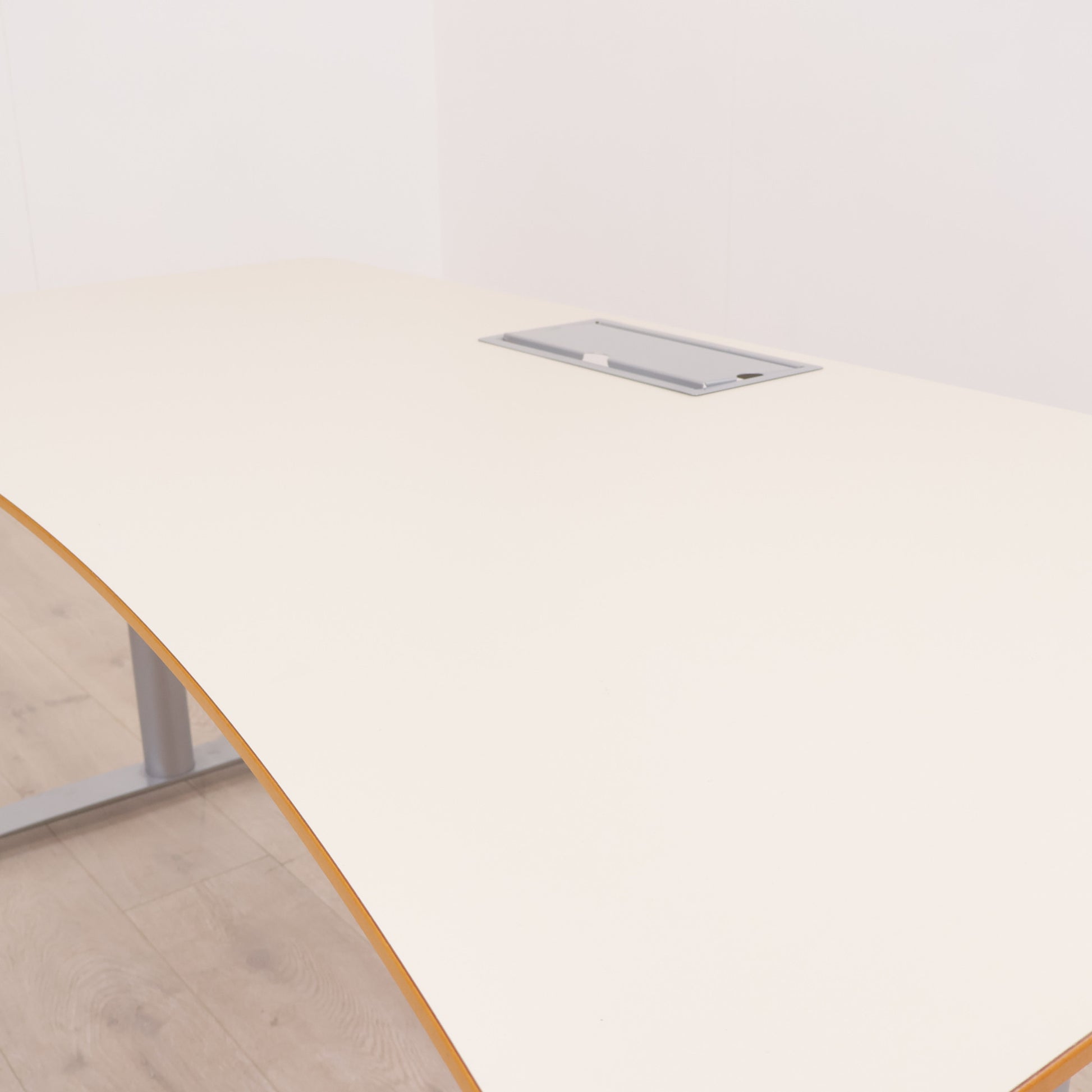 Elektrisk hev/senk skrivebord med magebue. 180 x 90 cm