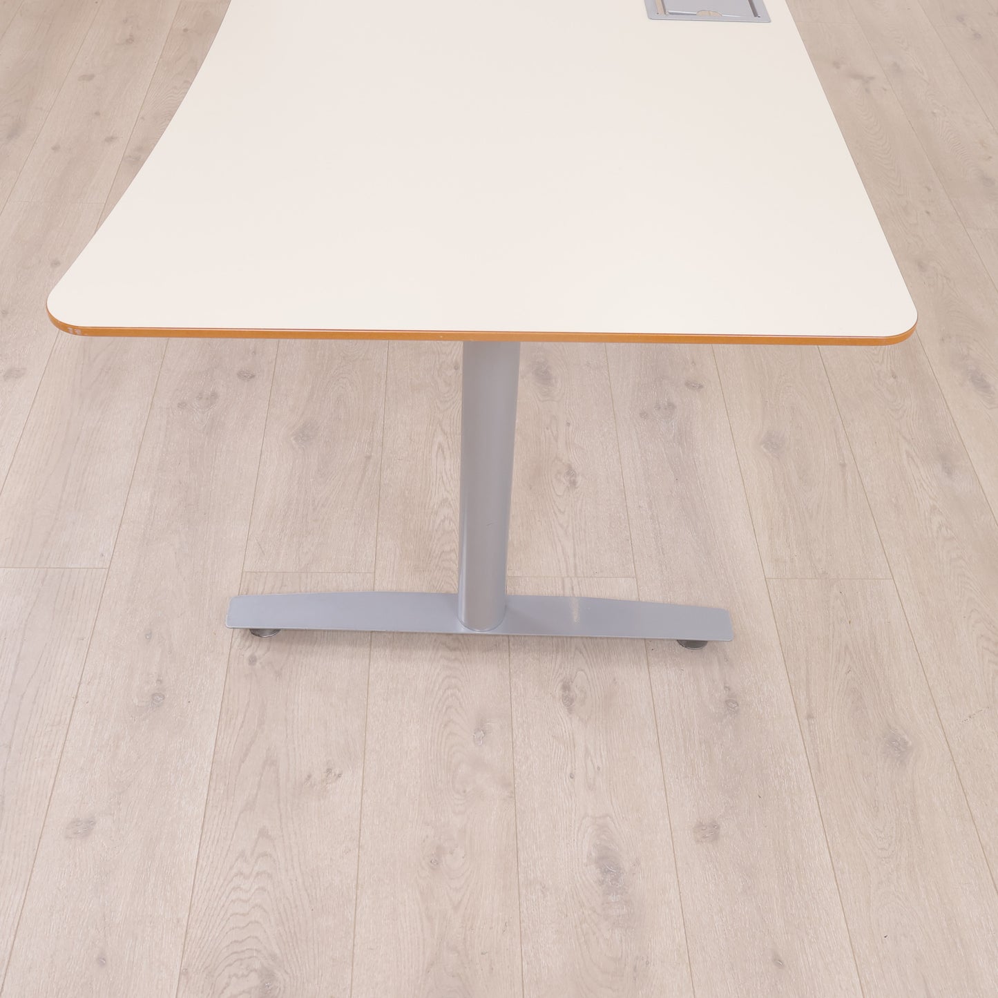 Elektrisk hev/senk skrivebord med magebue. 180 x 90 cm