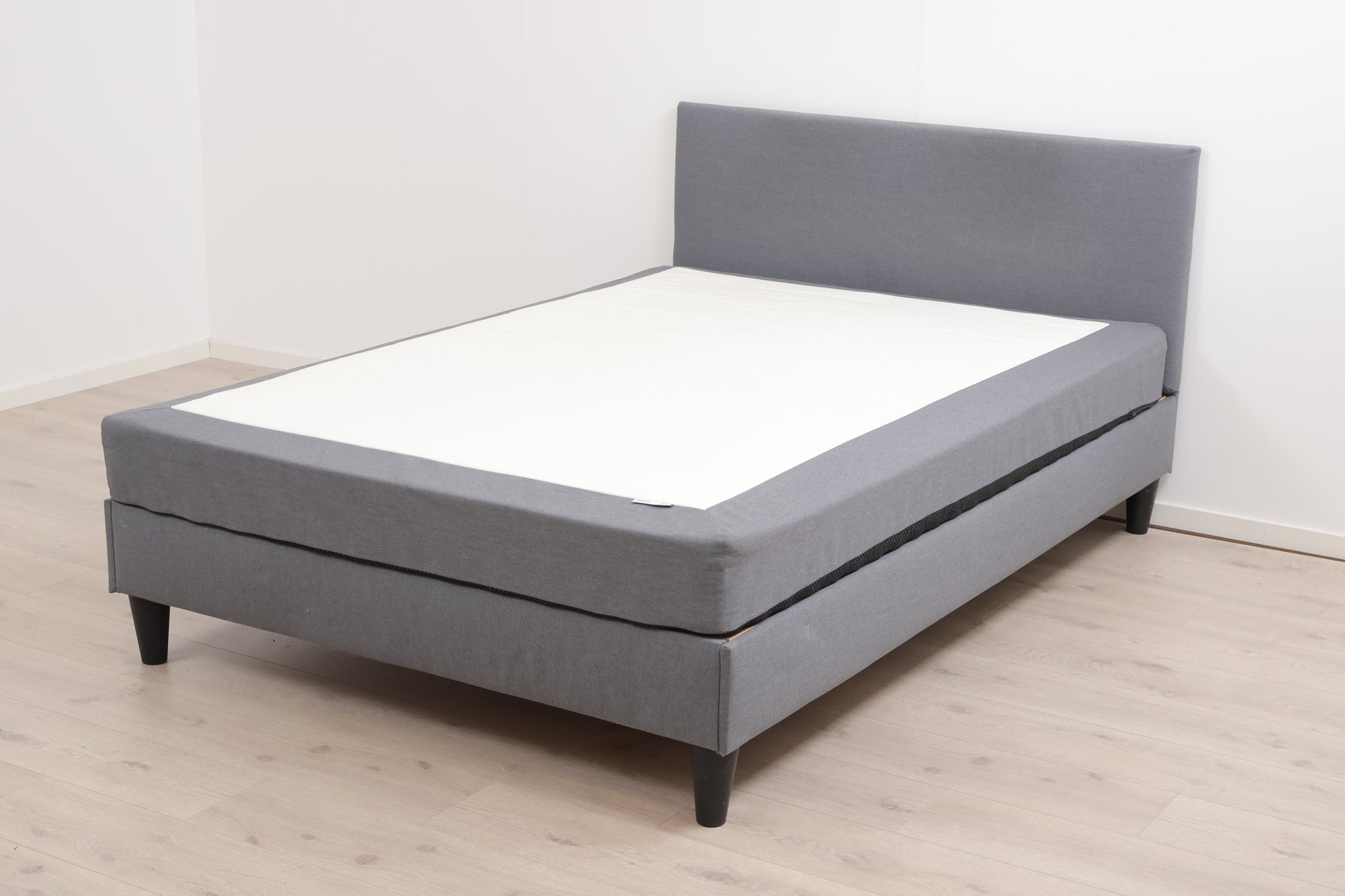 Nyrenset | Grå IKEA Säbövik kontinentalseng med sengegavl