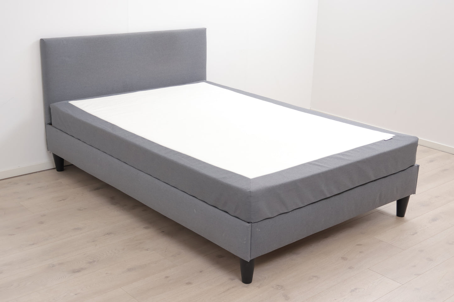 Nyrenset | Grå IKEA Säbövik kontinentalseng med sengegavl