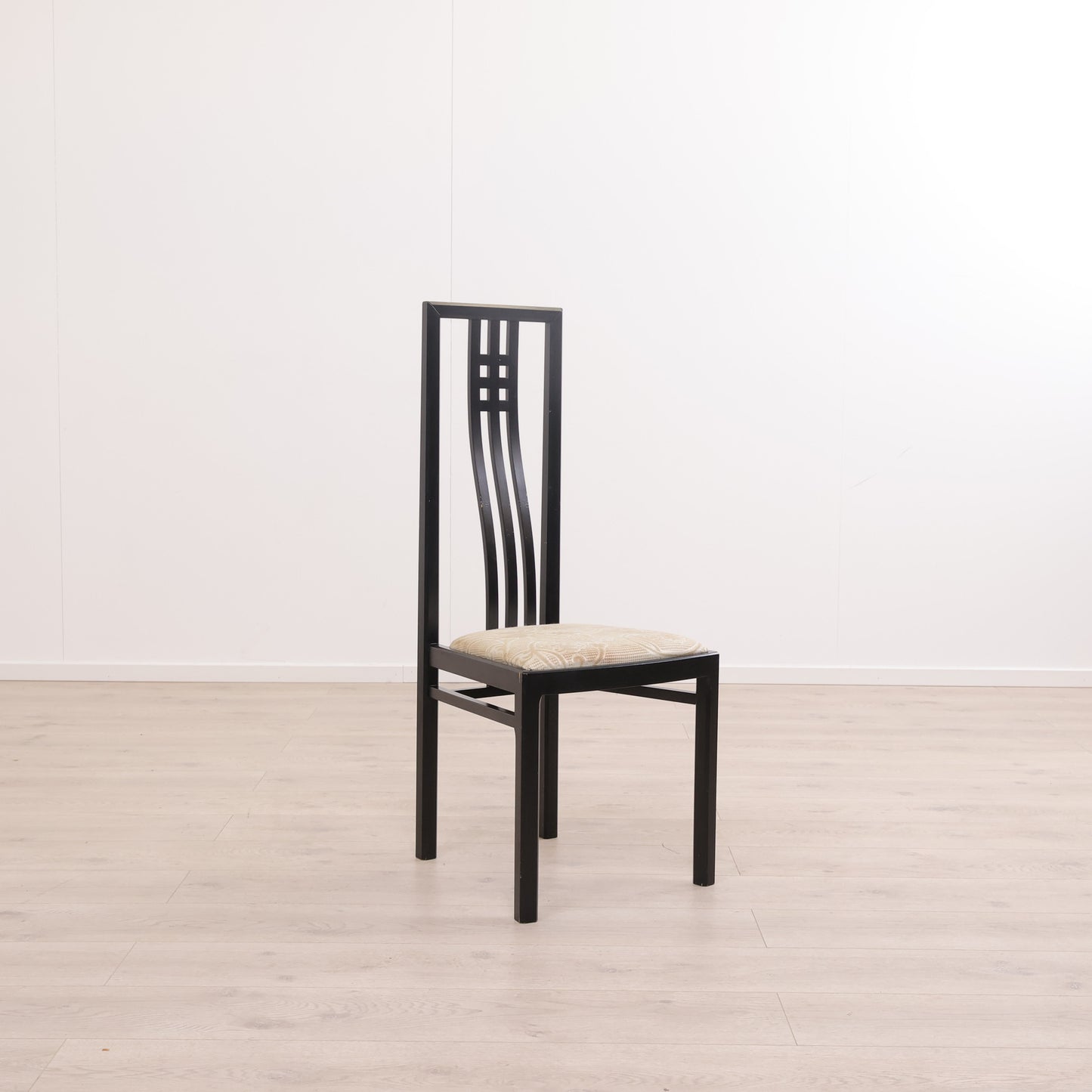 Retro stol med sort ramme og lys sittepute