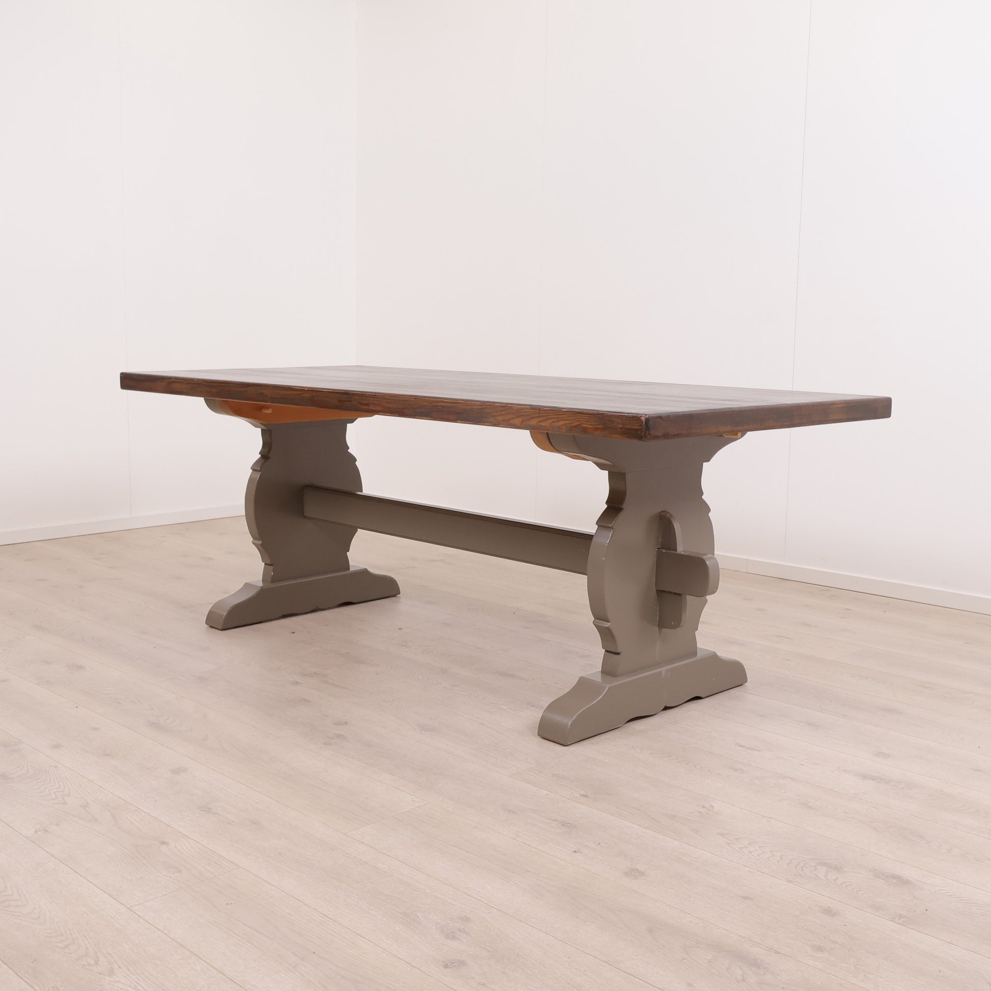 Solid retro-inspirert spisebord med brun bordplate og grått understell