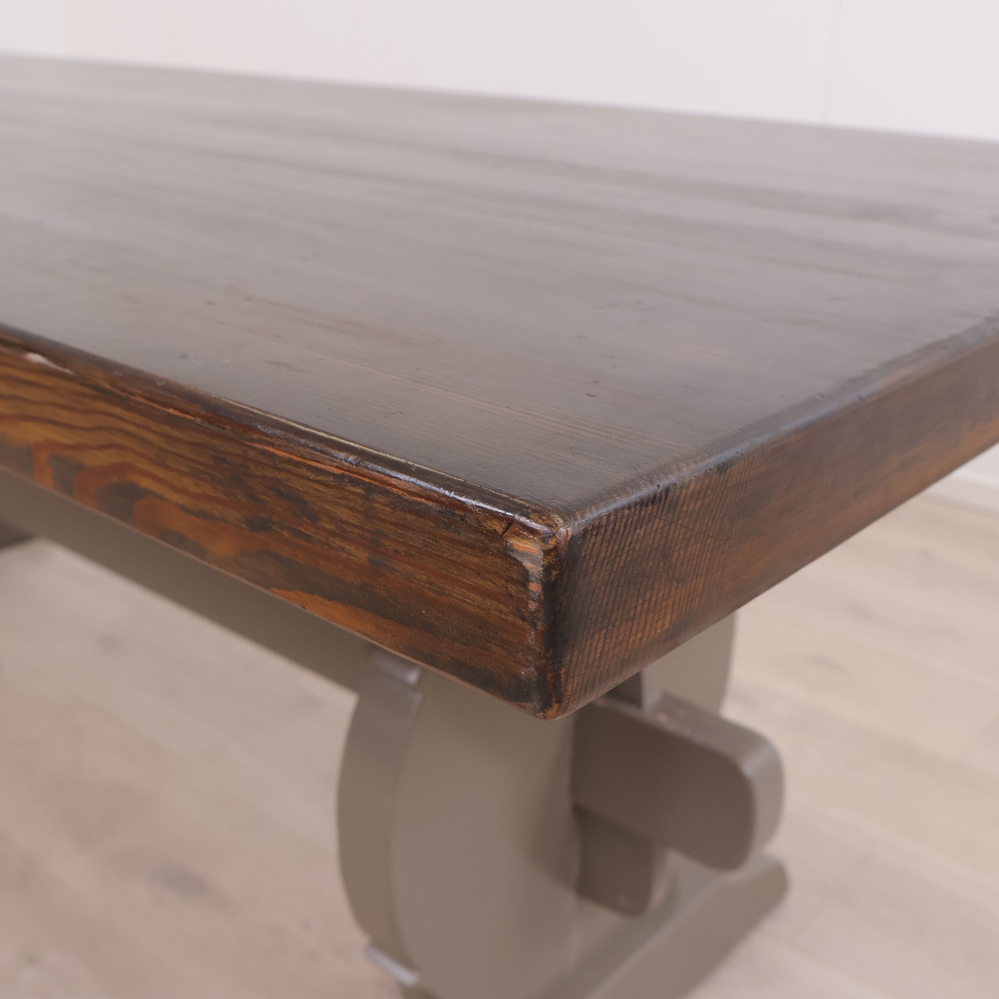 Solid retro-inspirert spisebord med brun bordplate og grått understell