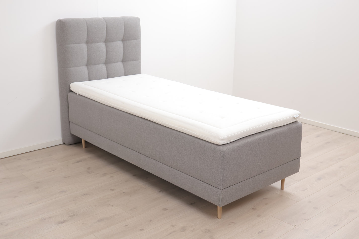 Nyrenset | Høie E250 regulerbar seng med sengegavl