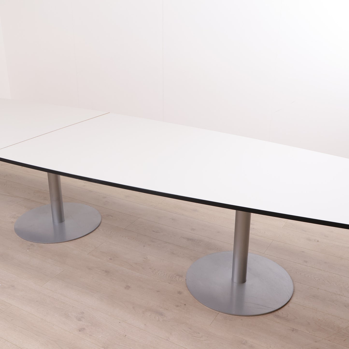 Hvitt møtebord med sort kant, 480 x 120 cm