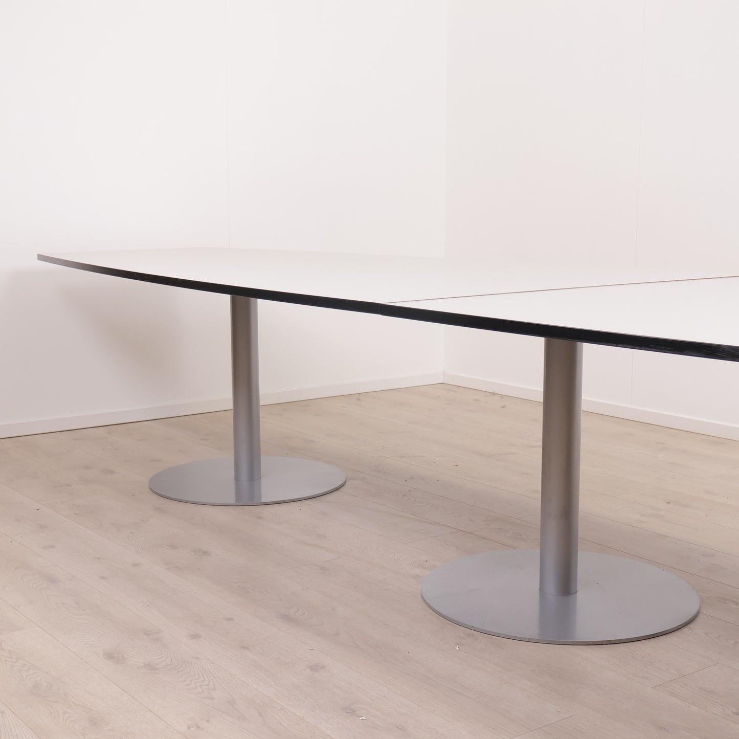 Hvitt møtebord med sort kant, 480 x 120 cm