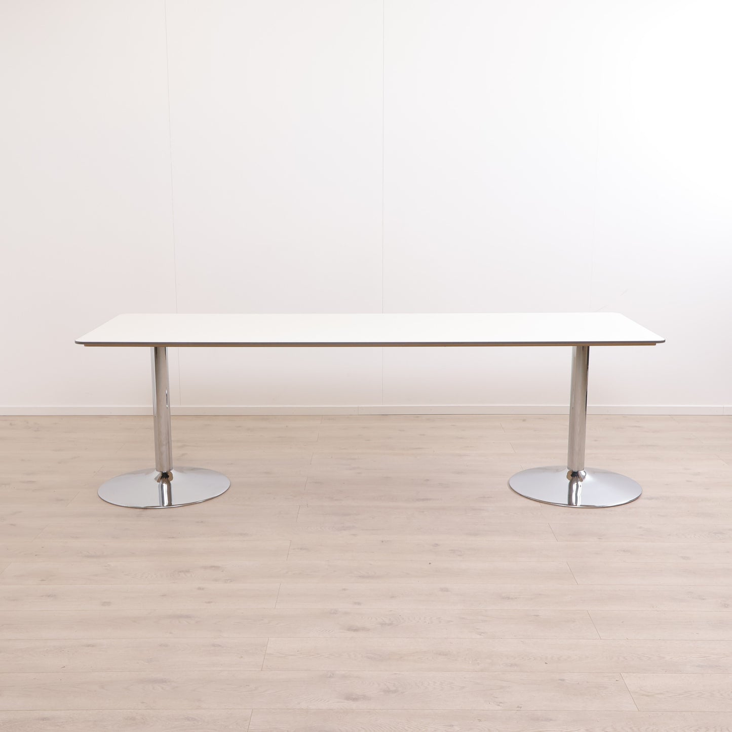 Hvitt møtebord på krom understell (240 x 80 cm)