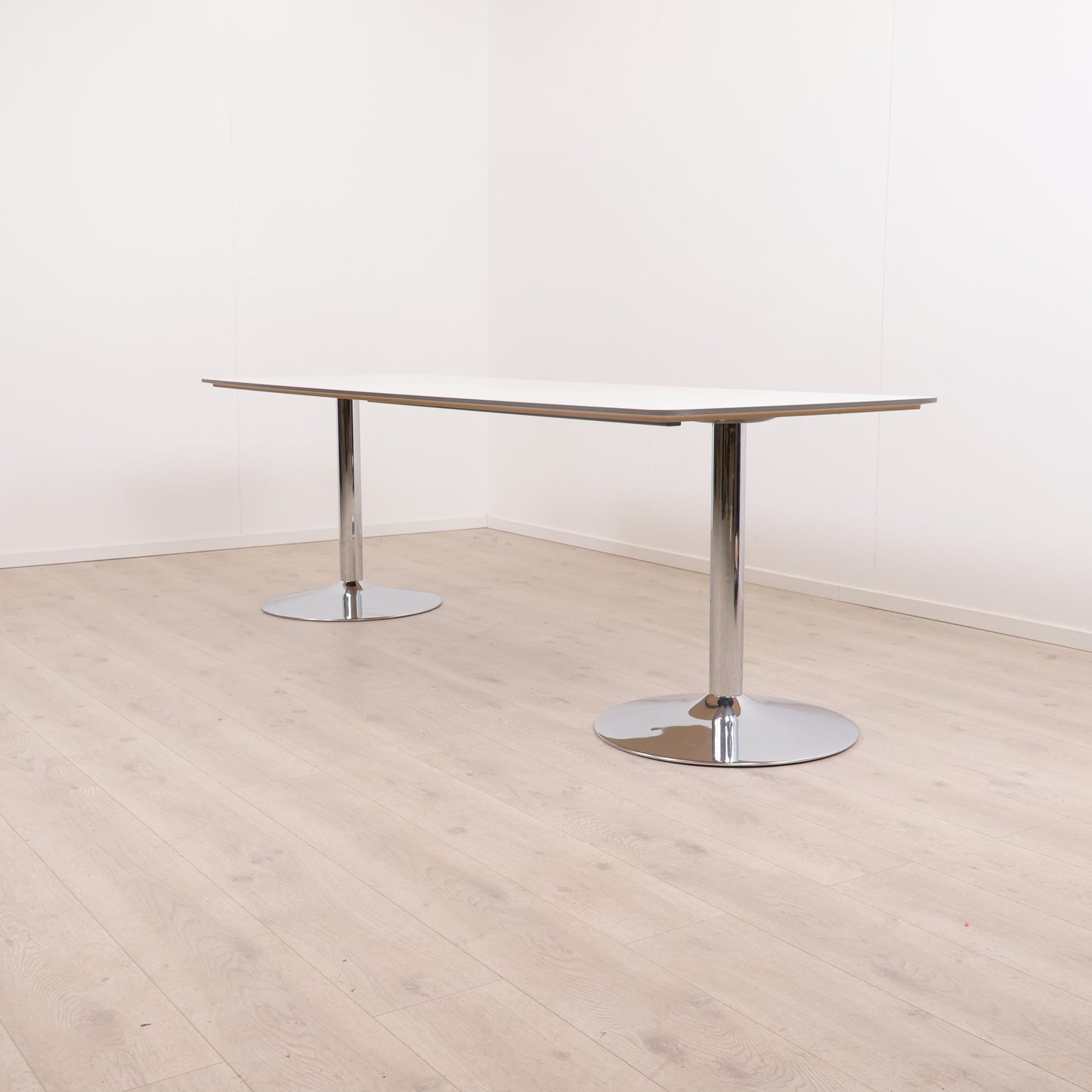 Hvitt møtebord på krom understell (240 x 80 cm)