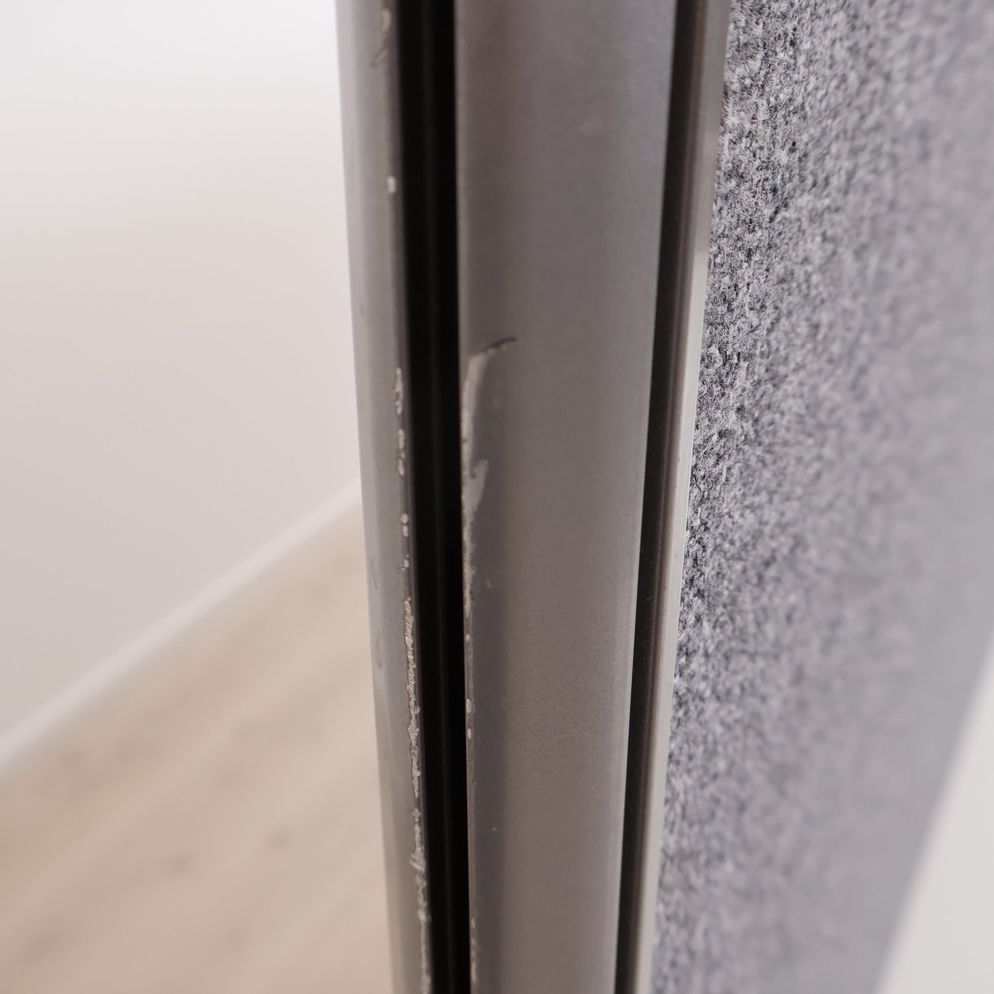 Skillevegg til bord i fargen grå (180 x 60 cm)