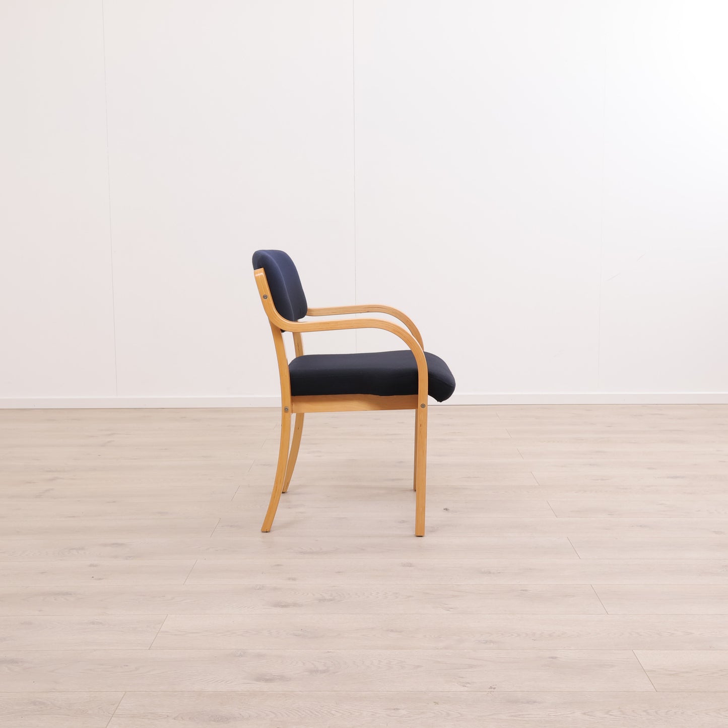 Enkel møtestol/ventestol med blått trekk og treramme