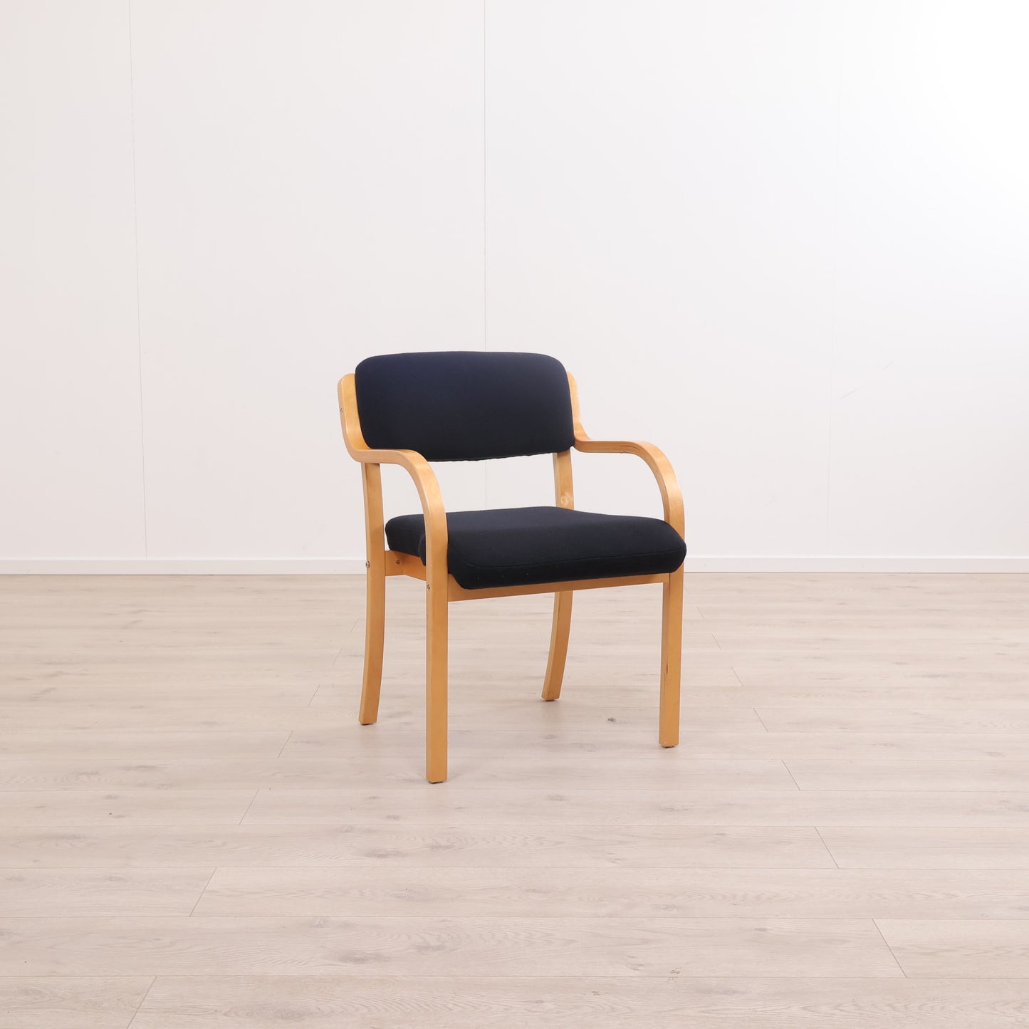 Enkel møtestol/ventestol med blått trekk og treramme