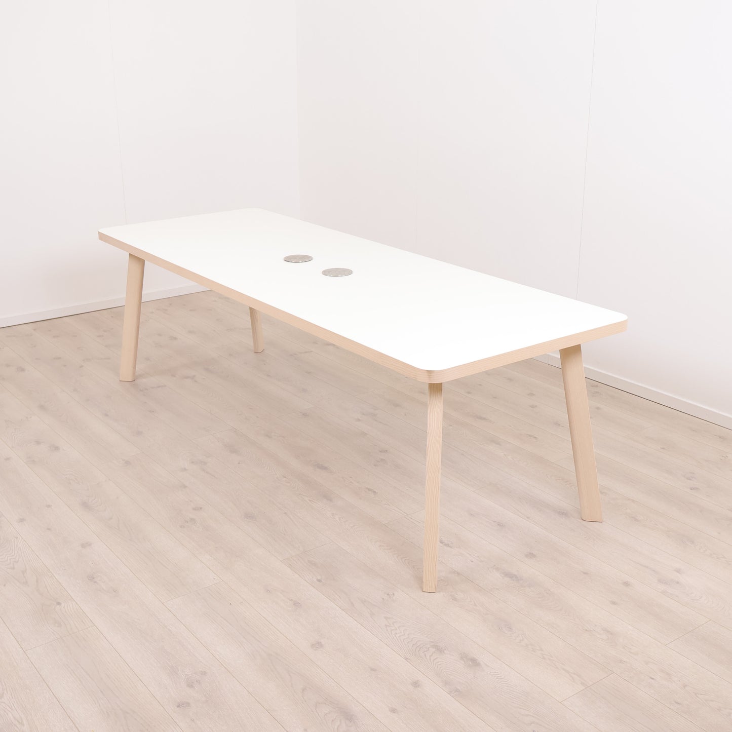 Kinnarps møtebord med mulighet for strømtilkobling, 240x85 cm