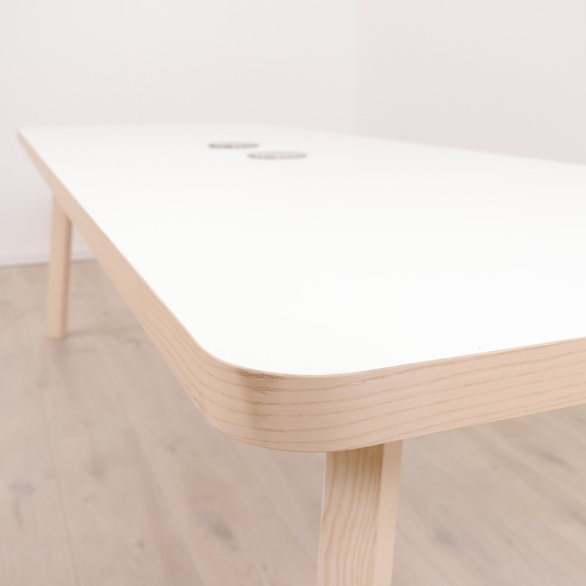 Kinnarps møtebord med mulighet for strømtilkobling, 240x85 cm