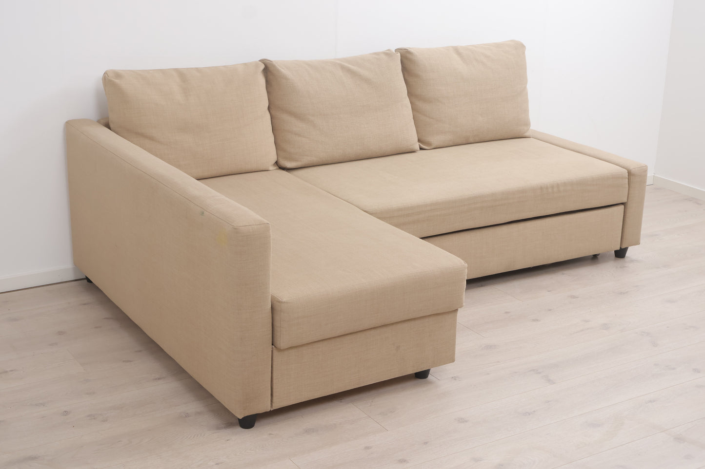 Nyrenset | Beige IKEA Friheten sovesofa med sjeselong og oppbevaring