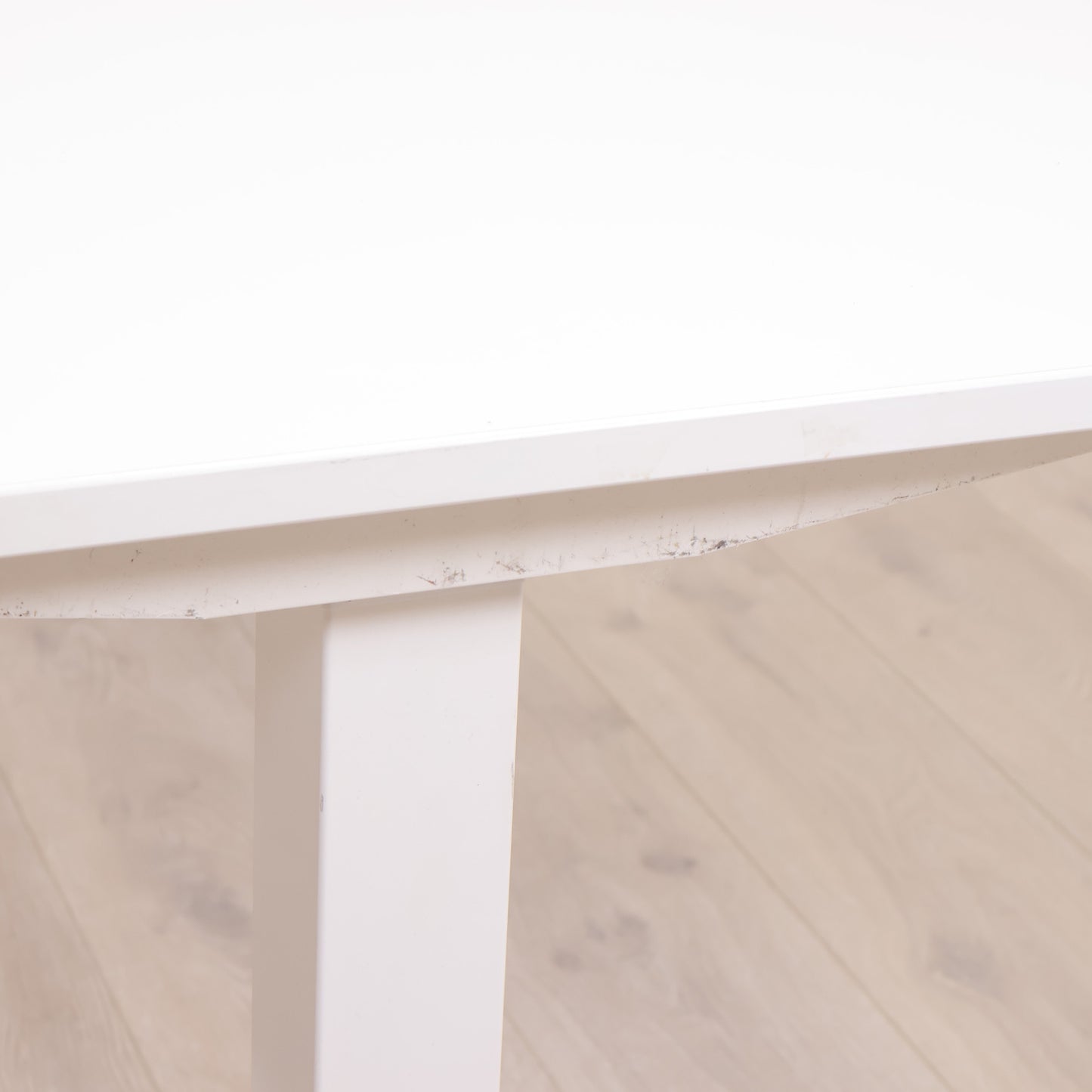 180x90 cm, Helhvit Kinnarps elektrisk hev/senk skrivebord med magebue