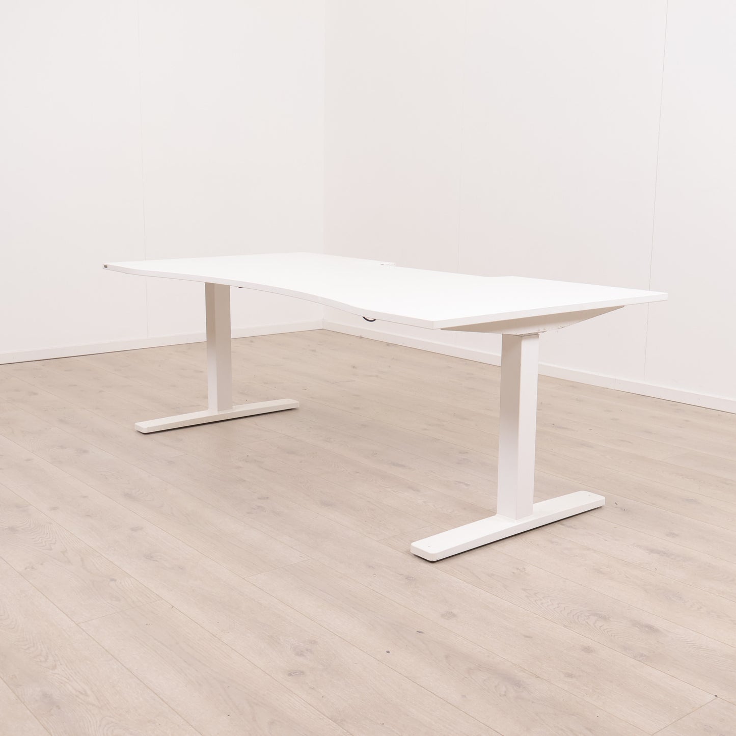 180x90 cm, Helhvit Kinnarps elektrisk hev/senk skrivebord med magebue