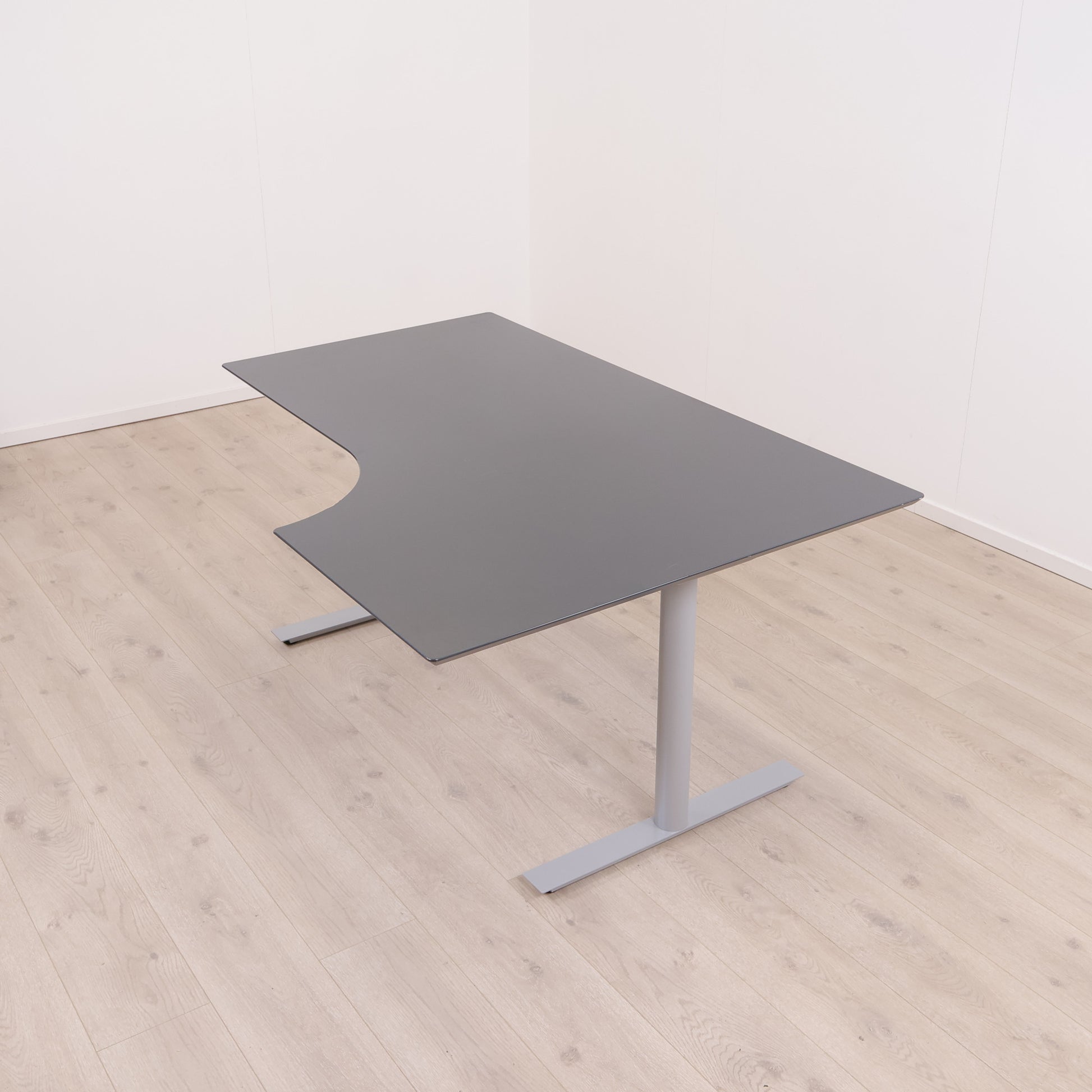 Sort/grå skrivebord med høyresving