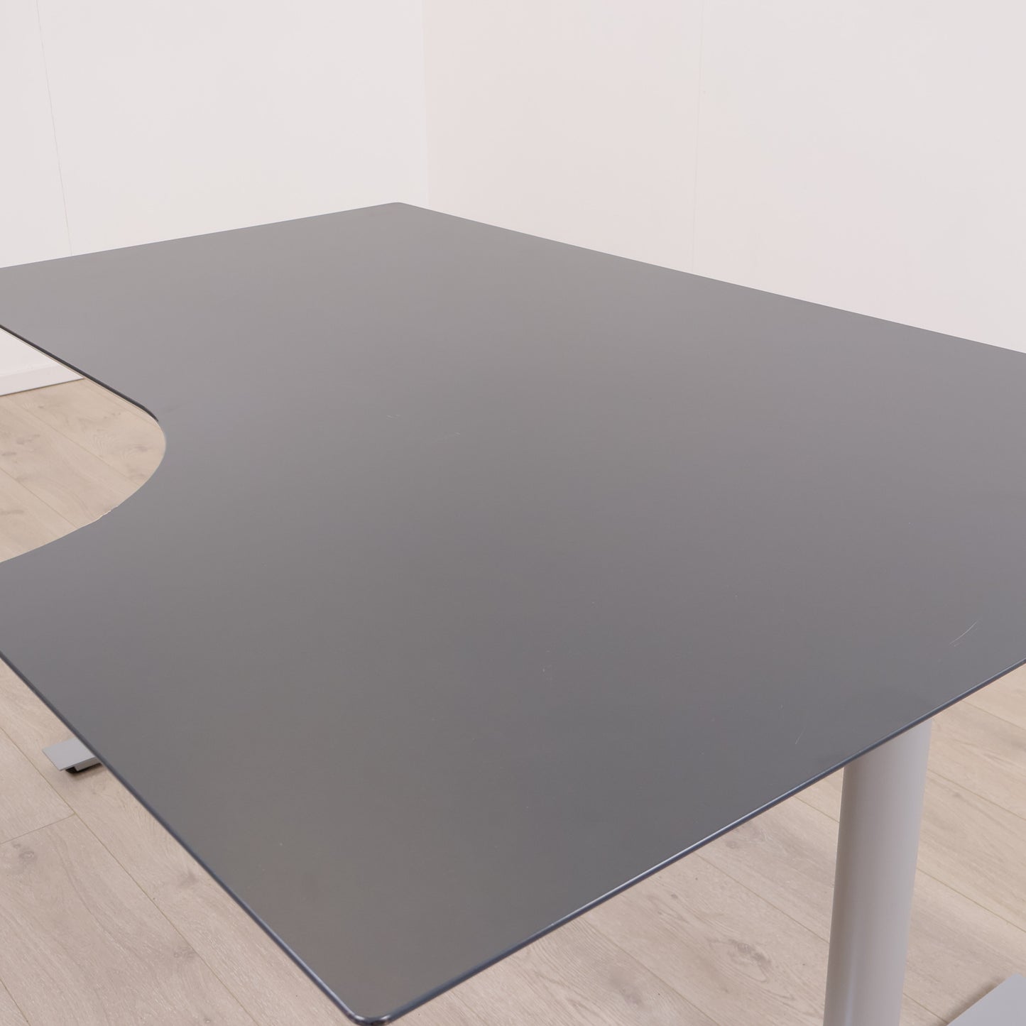 Sort/grå skrivebord med høyresving