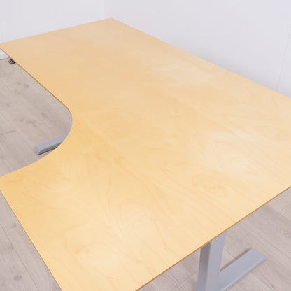 Elektrisk hev/senk skrivebord med høyresving. 180 x 120 cm