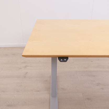 Elektrisk hev/senk skrivebord med høyresving. 180 x 120 cm