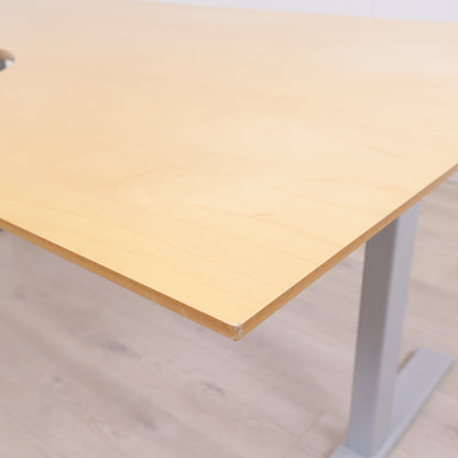 Elektrisk hev/senk skrivebord med høyresving. 180 x 120 cm