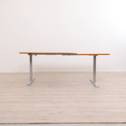Elektrisk hev/senk skrivebord med høyresving. 180 x 120 cm