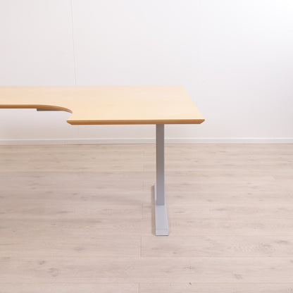 Elektrisk hev/senk skrivebord med høyresving. 180 x 120 cm