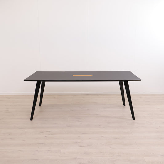 Helsort møtebord i minimalistisk design