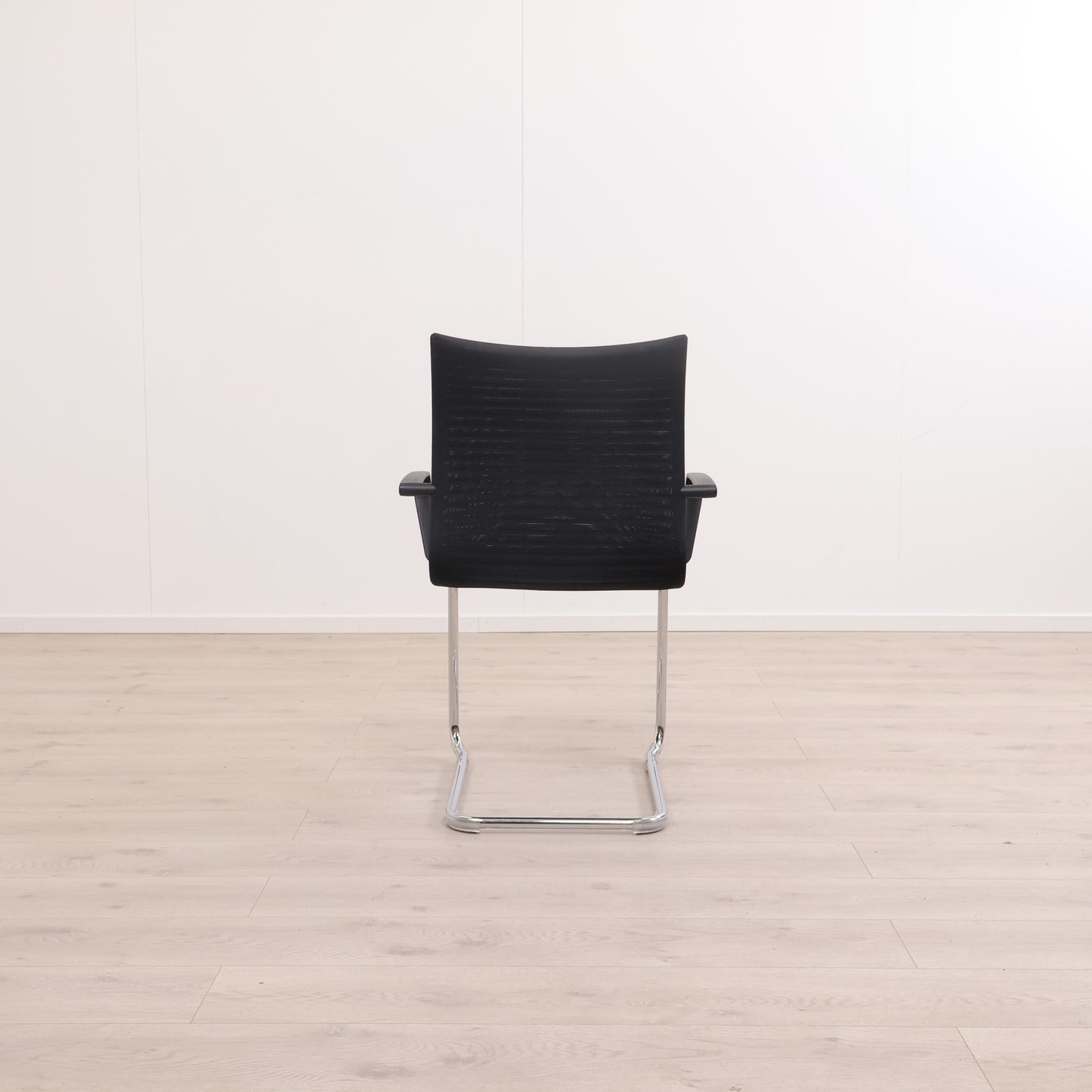 Elegant møtestol i sort farge på krom understell