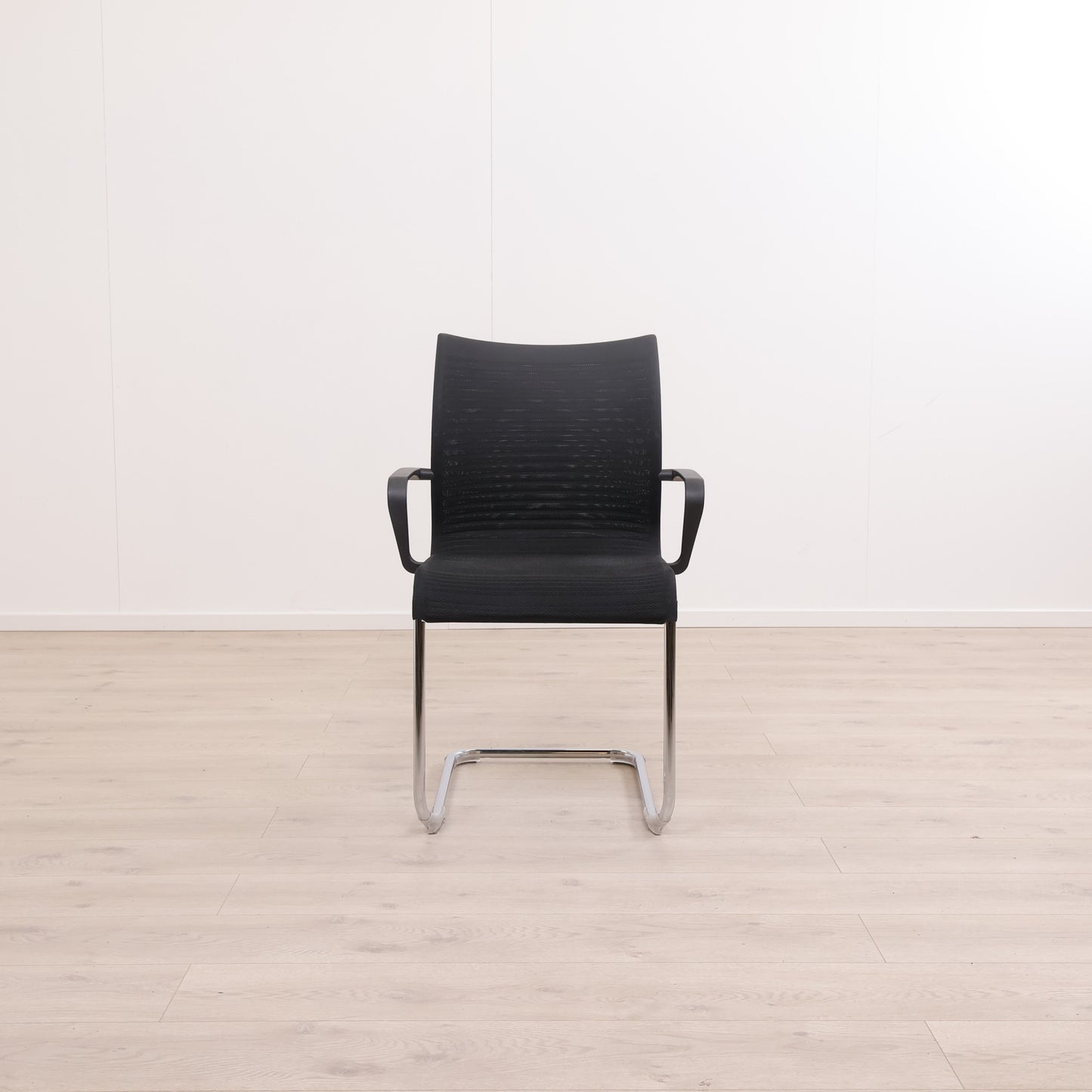 Elegant møtestol i sort farge på krom understell