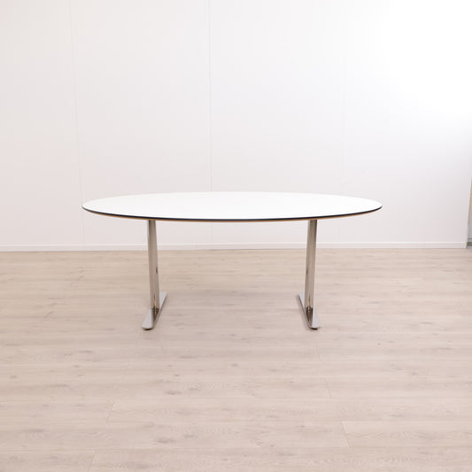 Ovalt bord med krom undertell og grå bordplate. 190x100 cm