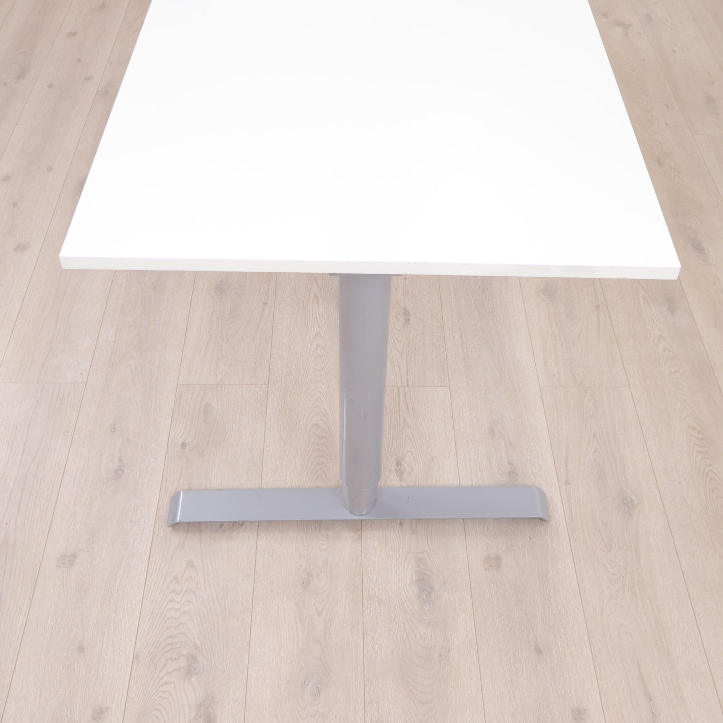 (200 x 80/120 cm) Elektrisk hev/senk skrivebord med venstresving og hvit bordplate