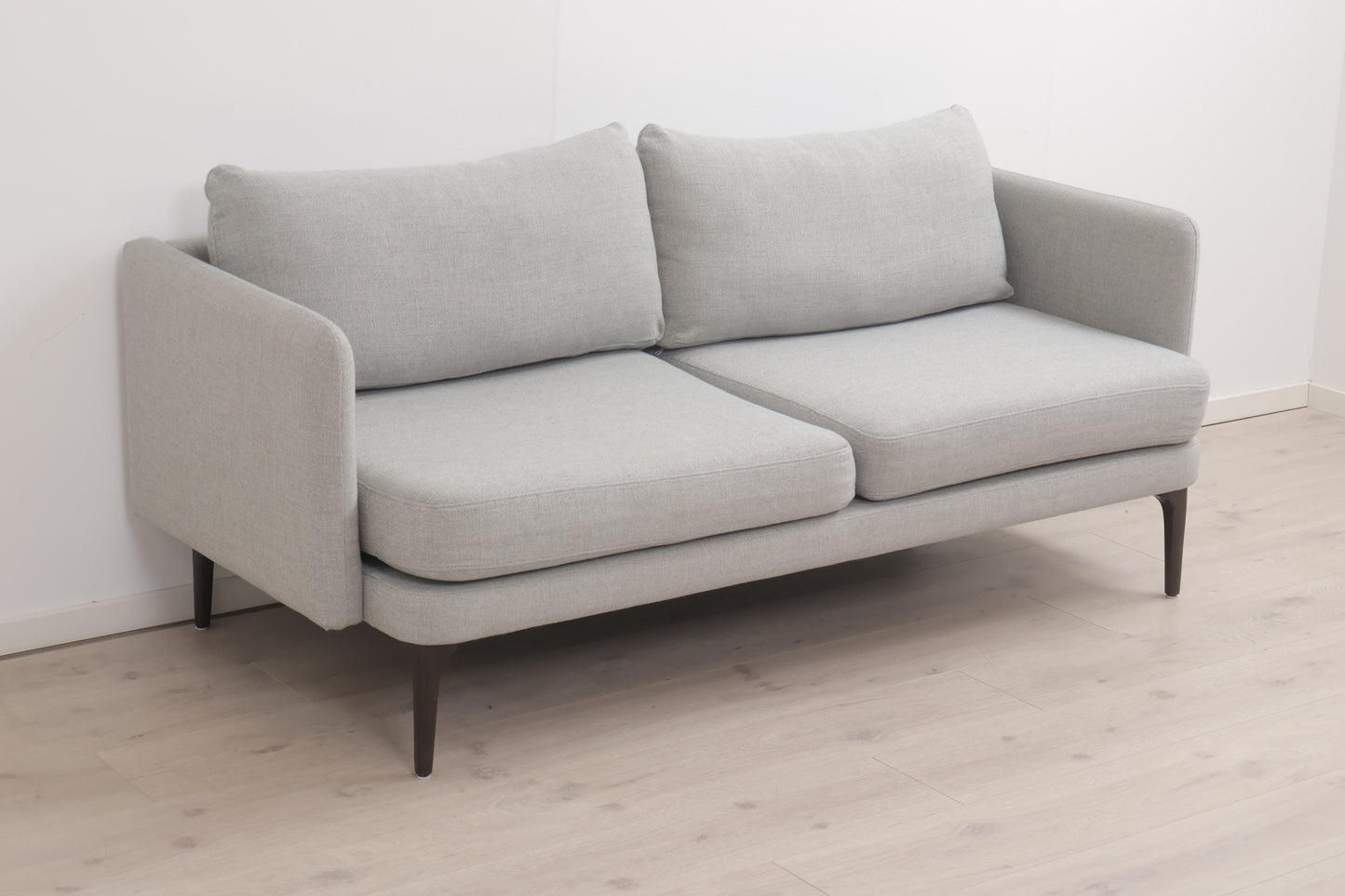 Nyrenset | Moderne grå 3-seter sofa med sorte bein