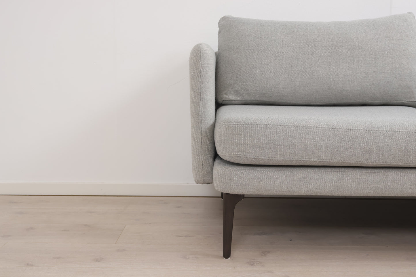 Nyrenset | Moderne grå 3-seter sofa med sorte bein