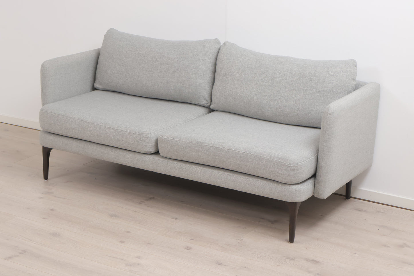 Nyrenset | Moderne grå 3-seter sofa med sorte bein