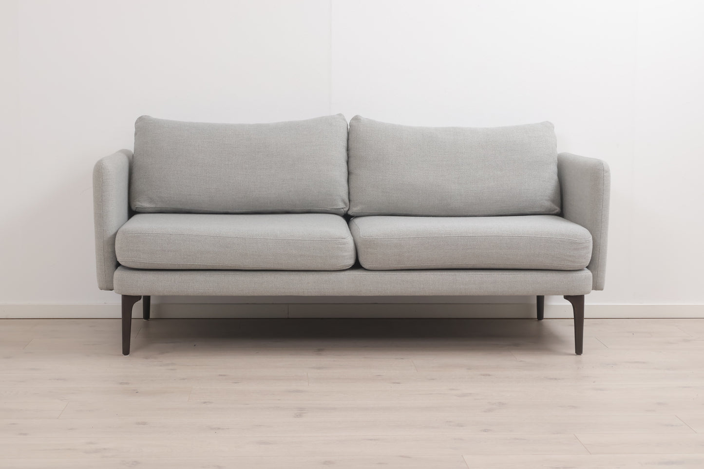 Nyrenset | Moderne grå 3-seter sofa med sorte bein