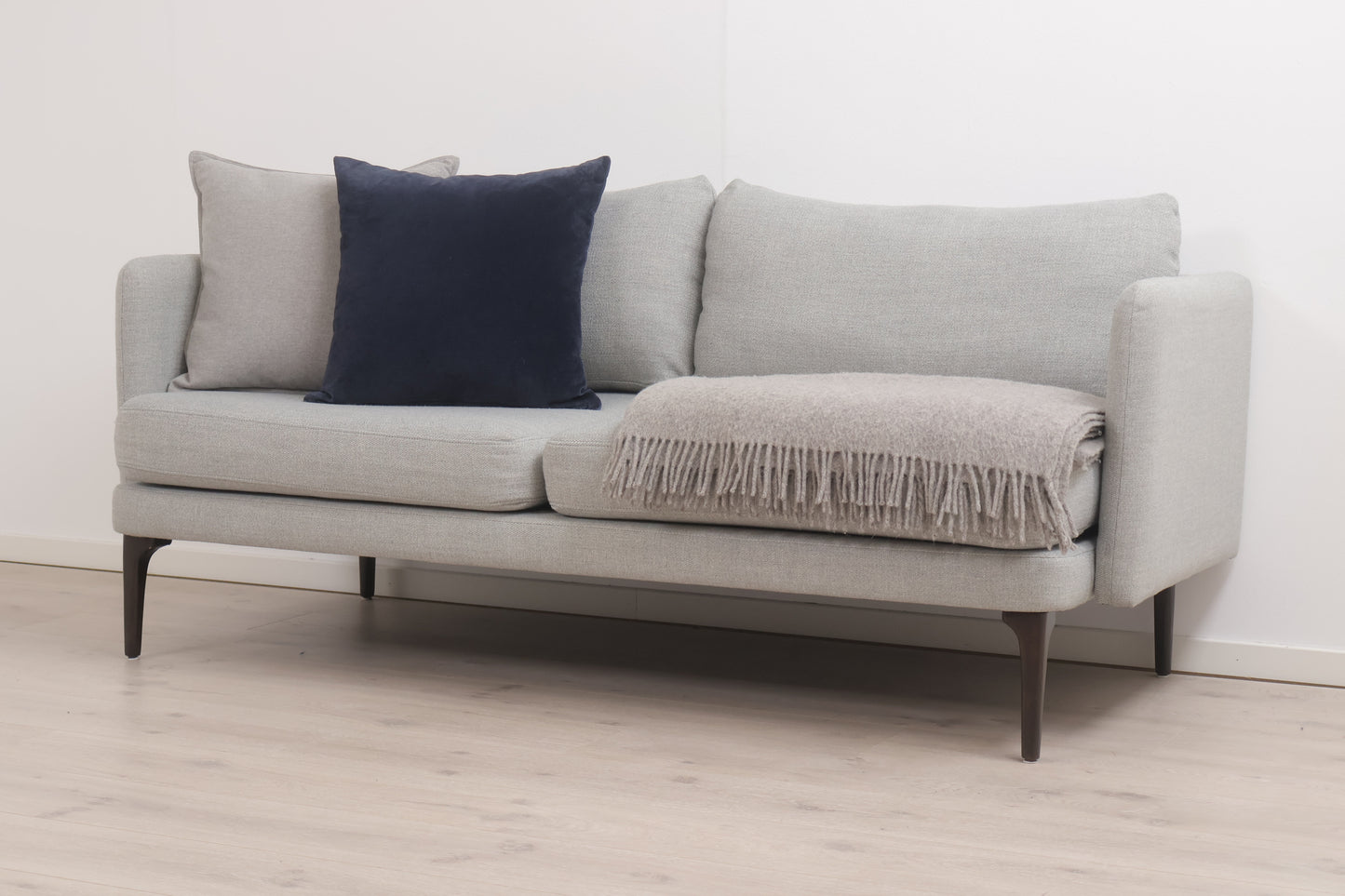 Nyrenset | Moderne grå 3-seter sofa med sorte bein