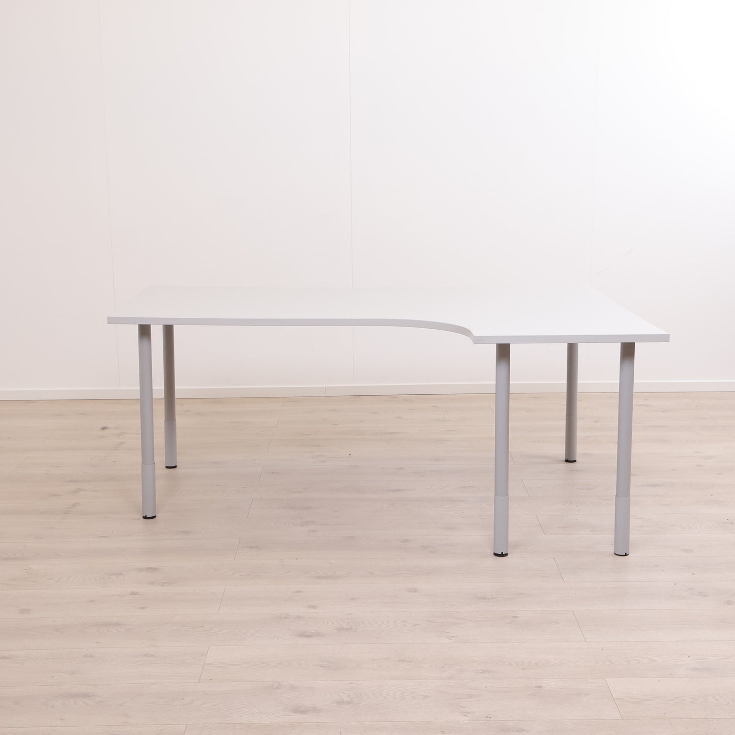 Skrivebord høyresving med grå bordplate