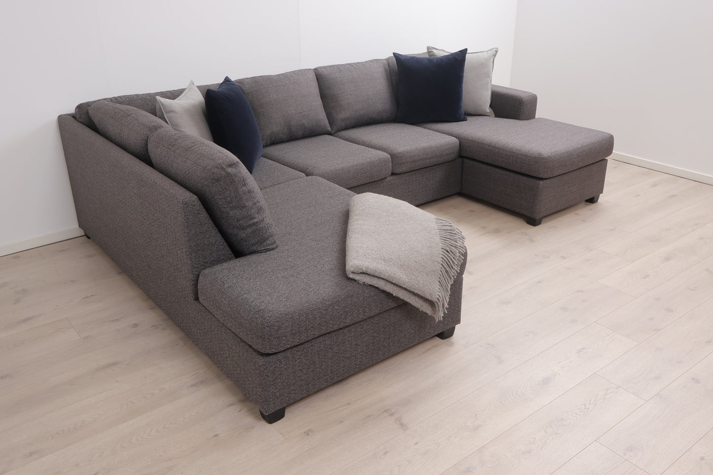 Nyrenset | Grå/brun u-sofa med sjeselong