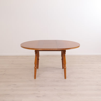 Rundt spisebord med ileggsplate