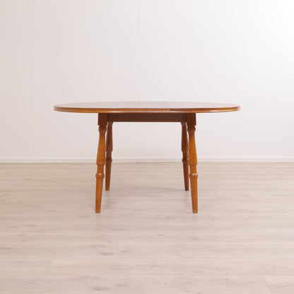 Rundt spisebord med ileggsplate