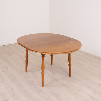 Rundt spisebord med ileggsplate