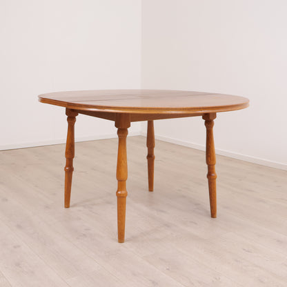 Rundt spisebord med ileggsplate