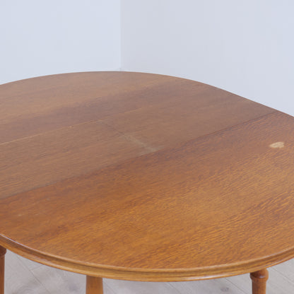 Rundt spisebord med ileggsplate