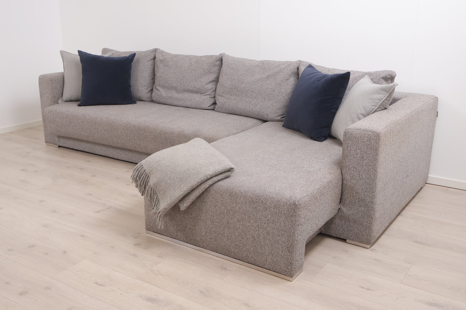 Nyrenset | Romslig grå/beige sjeselongsofa med dunputer i rygg