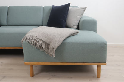 Nyrenset | Vilmar sjeselongsofa fra Sofacompany med eikebein