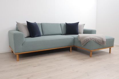 Nyrenset | Vilmar sjeselongsofa fra Sofacompany med eikebein