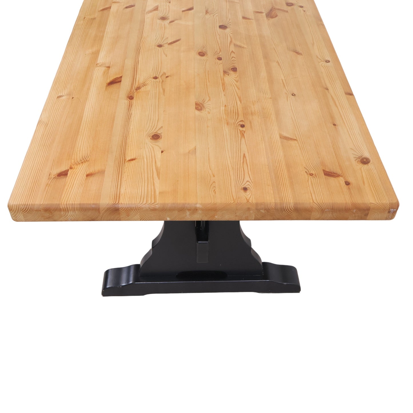 Solid retro-inspirert spisebord med lys heltre bordplate og sort understell