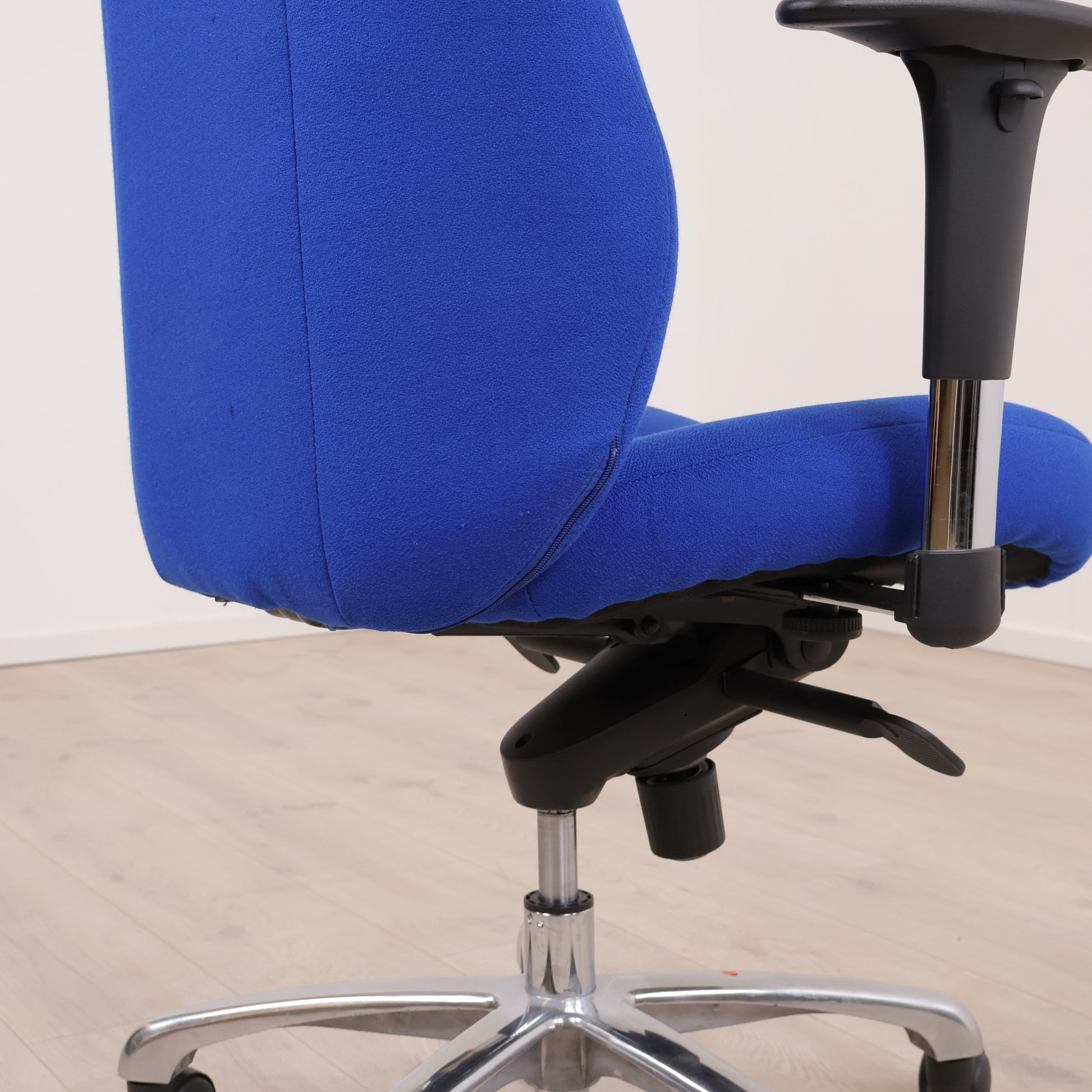 Nyrenset | STIRLING kontorstol med høy rygg og nakkepute