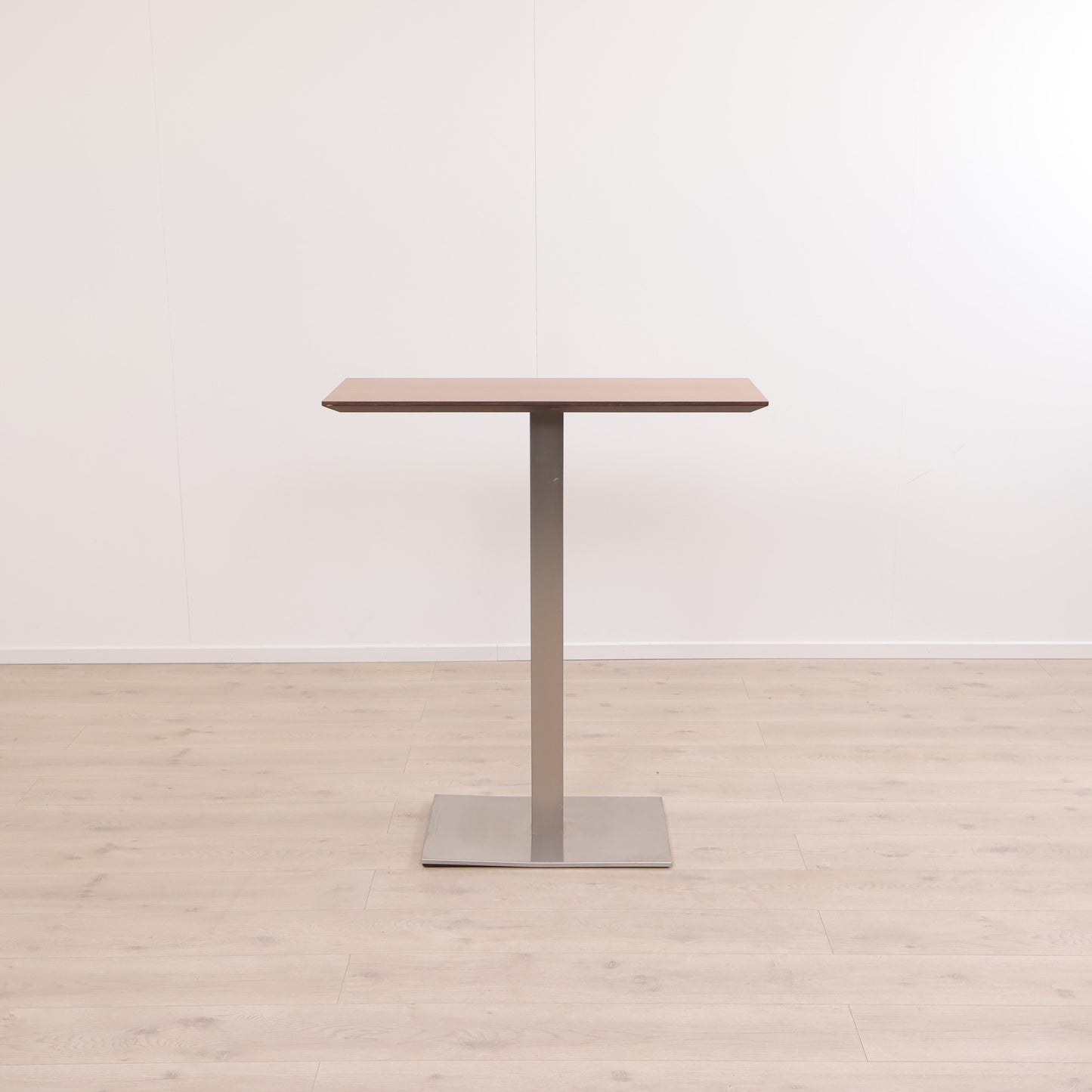 Ståbord med nøttebrun bordplate
